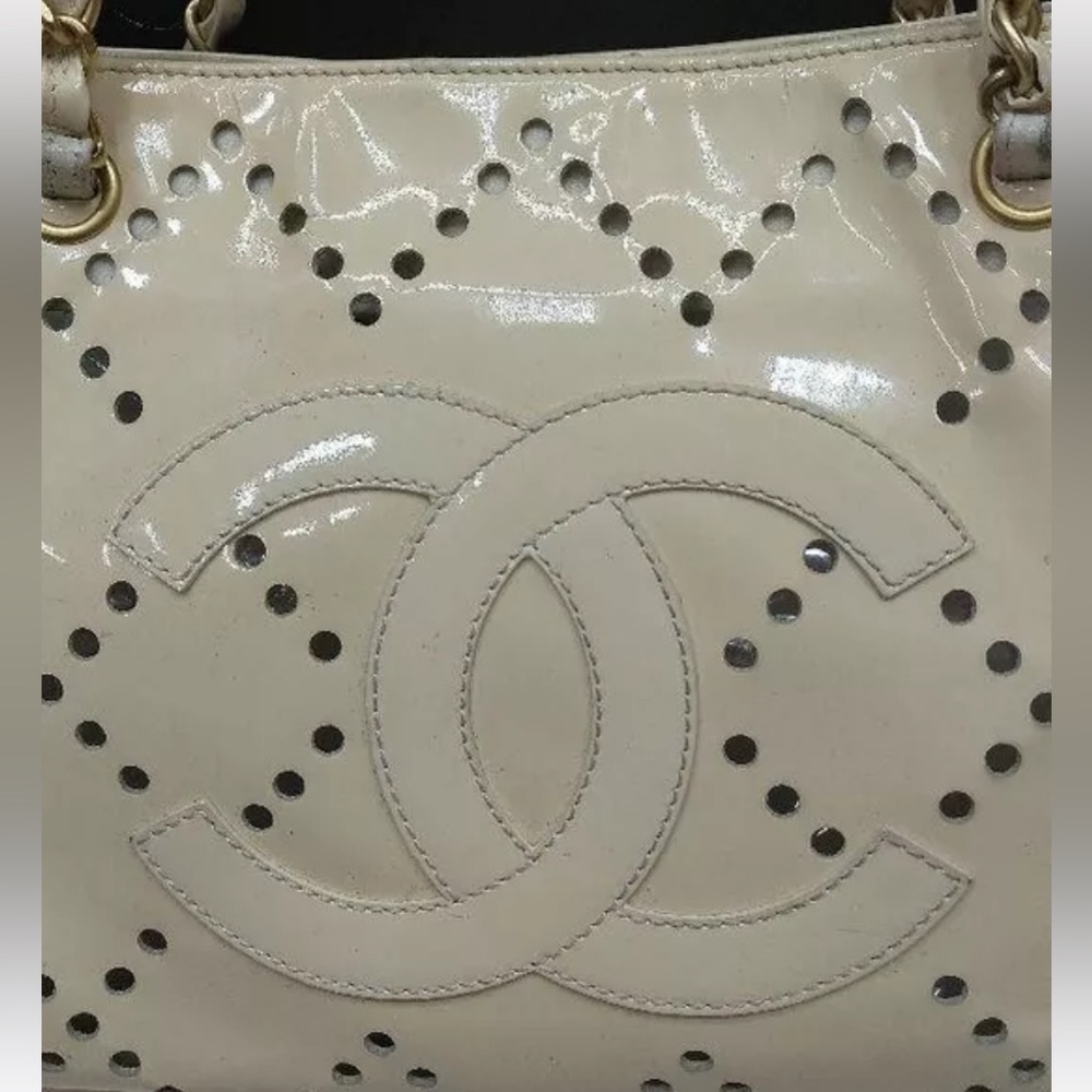 CHANEL CC PERFORATED PATENT LEATHER TOTE - Picture 5 of 11